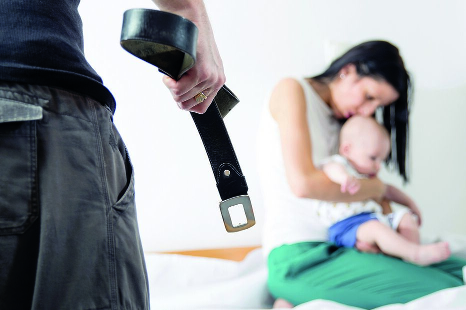 Mulher e os filhos eram alvo de espancamentos com cintos, vassouras e paus. Agressor, de 56 anos, está a ser julgado por mais de trinta anos de agressões 