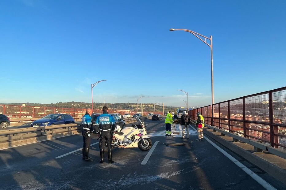 Acidente na Ponte 25 de Abril condiciona circulação no sentido Almada-Lisboa