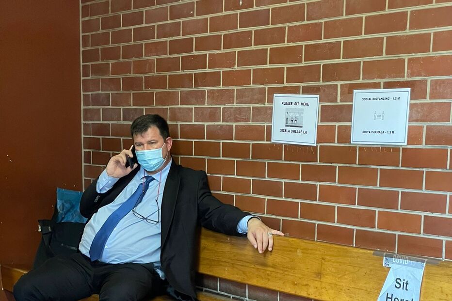 Advogado de João Rendeiro a consultar o processo