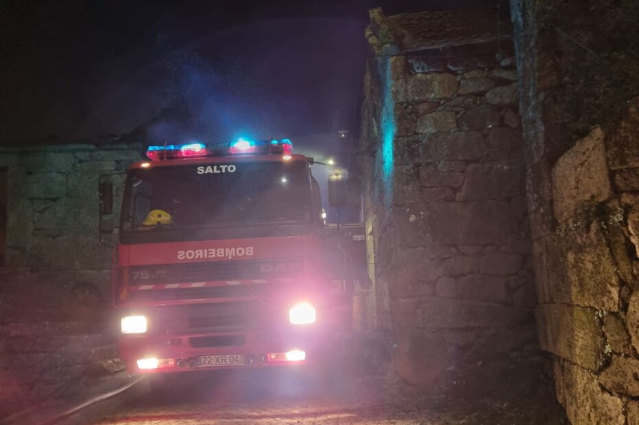 Incêndio destrói armazém agrícola em Montalegre