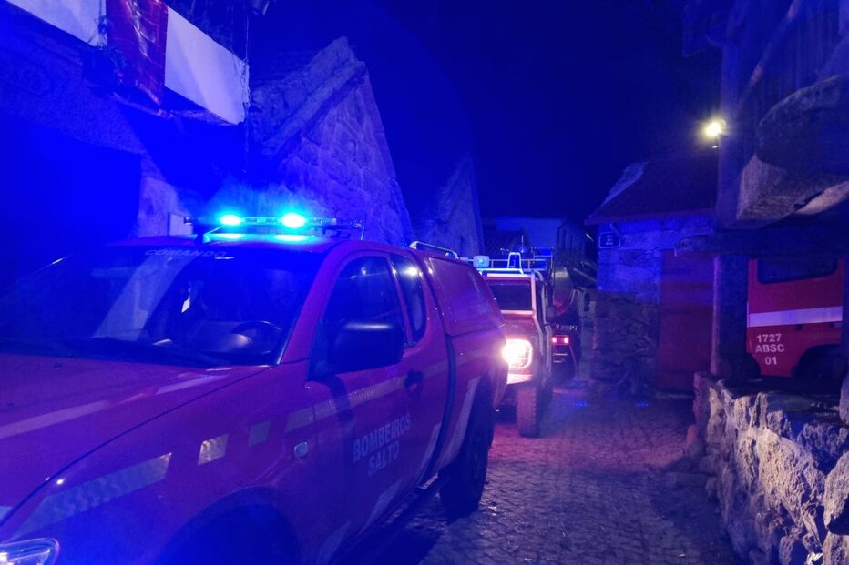 Incêndio destrói armazém agrícola em Montalegre