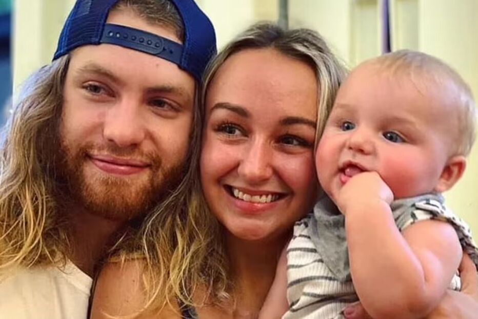 Dustin Walters (esquerda) deixa a esposa, Tori (centro), e o filho bebé, Marte Cameron Walters (direita)