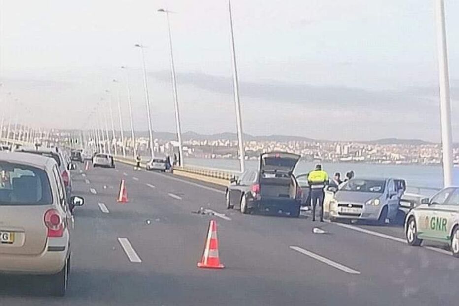 Colisão entre três carros na Ponte Vasco da Gama 