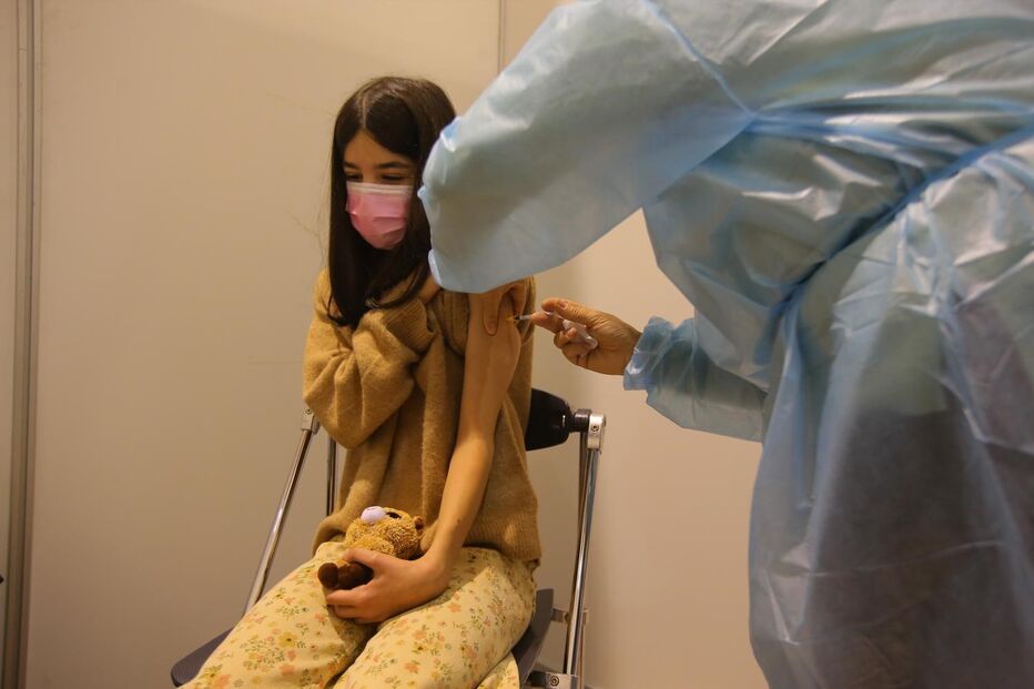 Criança a ser vacinada contra a Covid-19