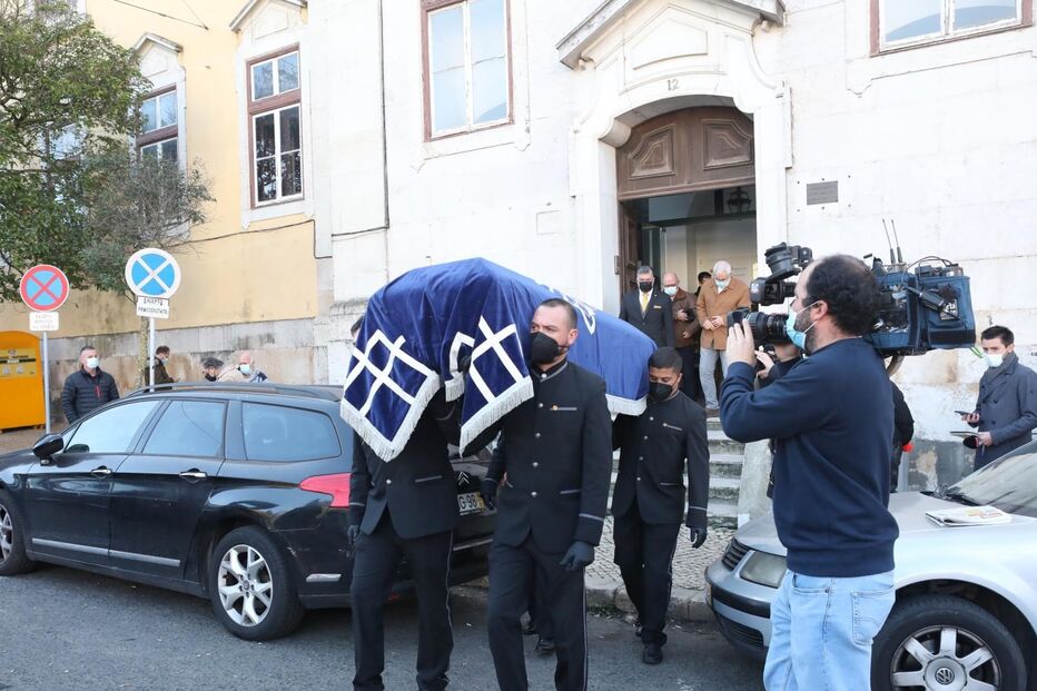 Família e amigos em lágrimas no último adeus ao ator Rogério Samora
