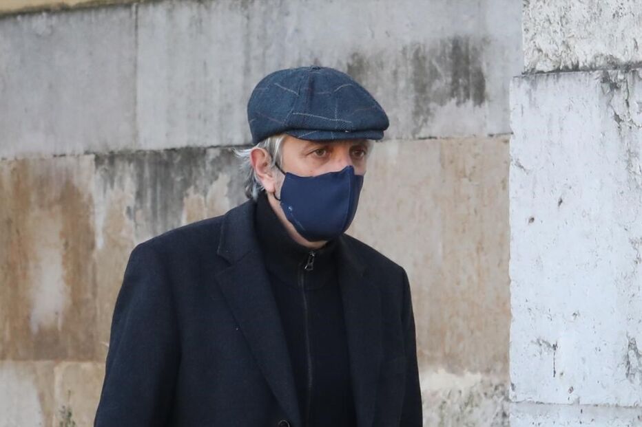 Família e amigos em lágrimas no último adeus ao ator Rogério Samora