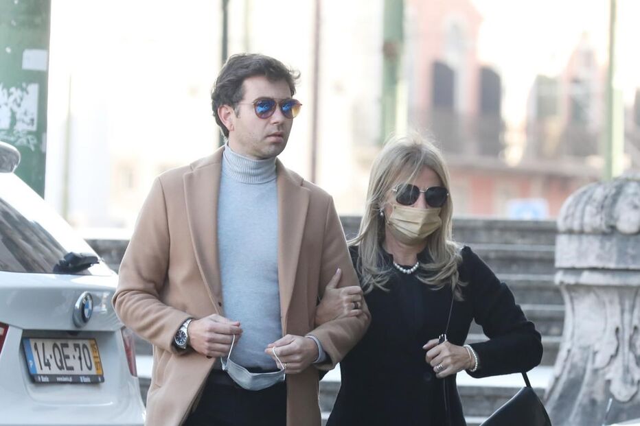 Família e amigos em lágrimas no último adeus ao ator Rogério Samora