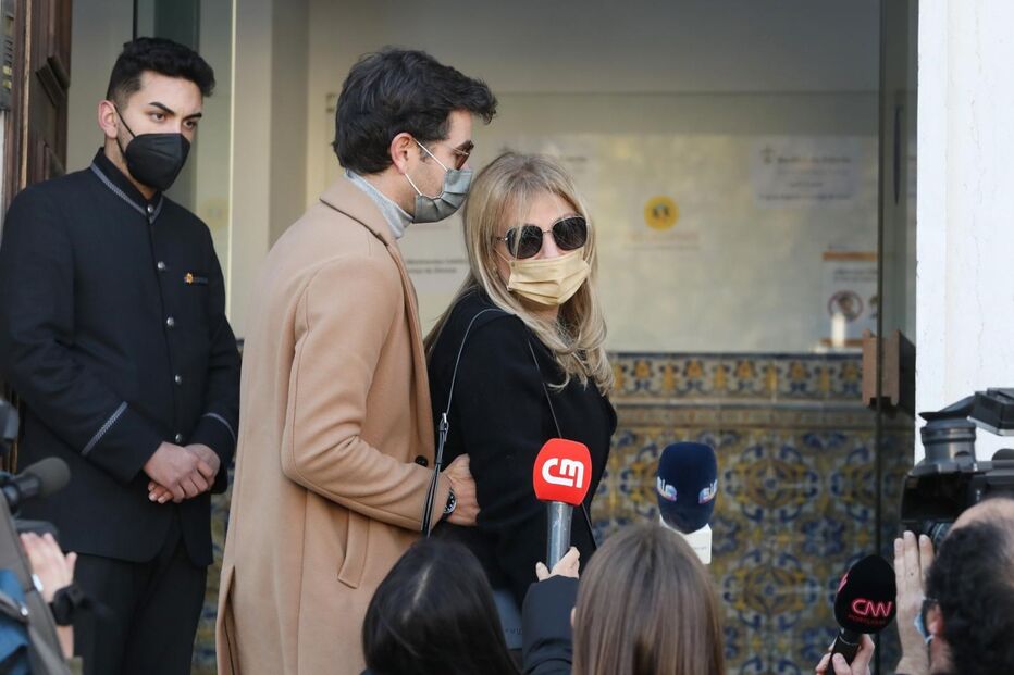 Família e amigos em lágrimas no último adeus ao ator Rogério Samora