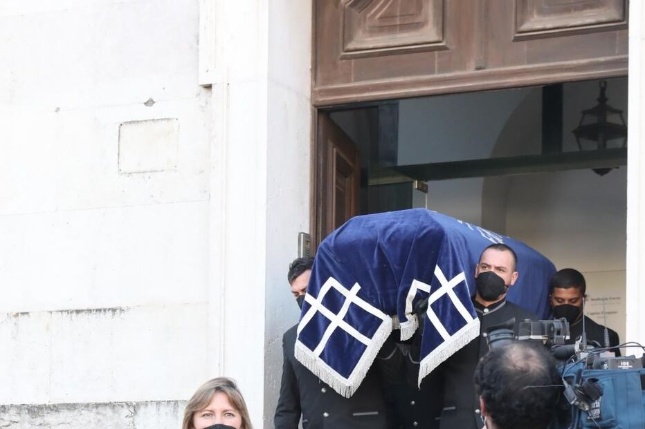 Família e amigos em lágrimas no último adeus ao ator Rogério Samora