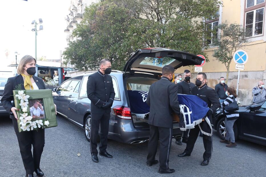 Família e amigos em lágrimas no último adeus ao ator Rogério Samora