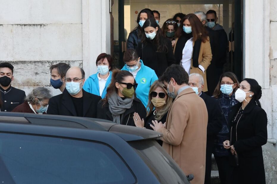 Família e amigos em lágrimas no último adeus ao ator Rogério Samora