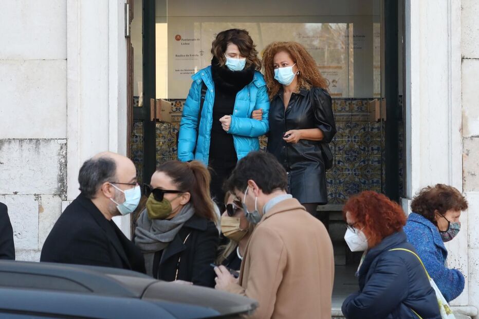 Família e amigos em lágrimas no último adeus ao ator Rogério Samora