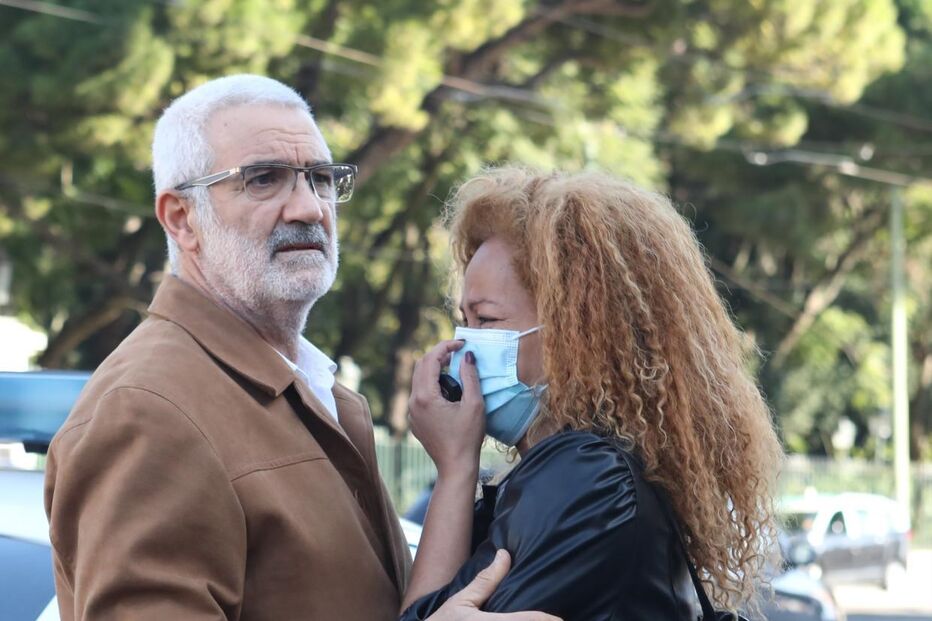 Família e amigos em lágrimas no último adeus ao ator Rogério Samora