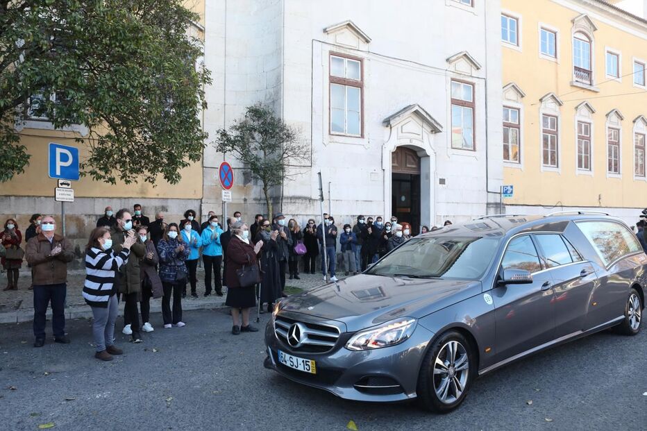 Família e amigos em lágrimas no último adeus ao ator Rogério Samora