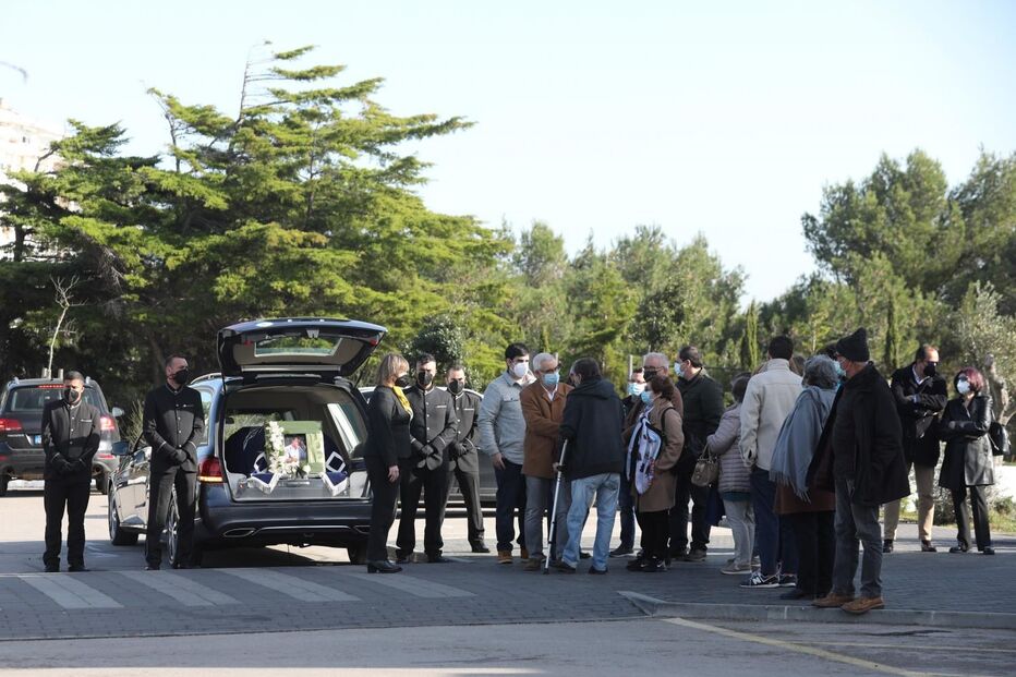 Família e amigos em lágrimas no último adeus ao ator Rogério Samora