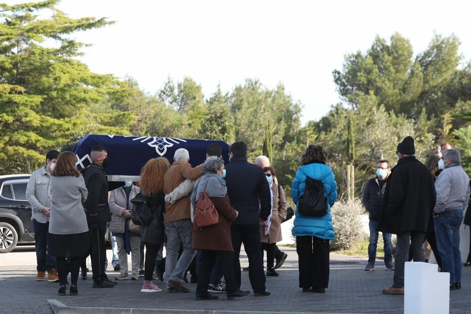 Família e amigos em lágrimas no último adeus ao ator Rogério Samora