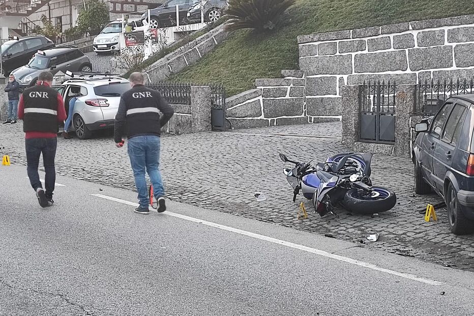 Motociclista morre ao colidir com carro em Guimarães