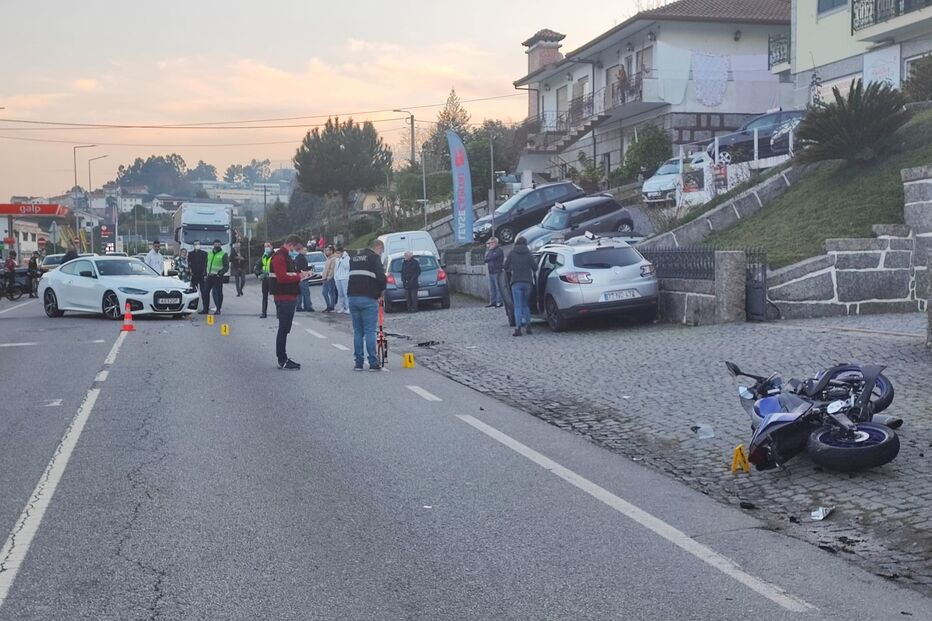 Motociclista morre ao colidir com carro em Guimarães