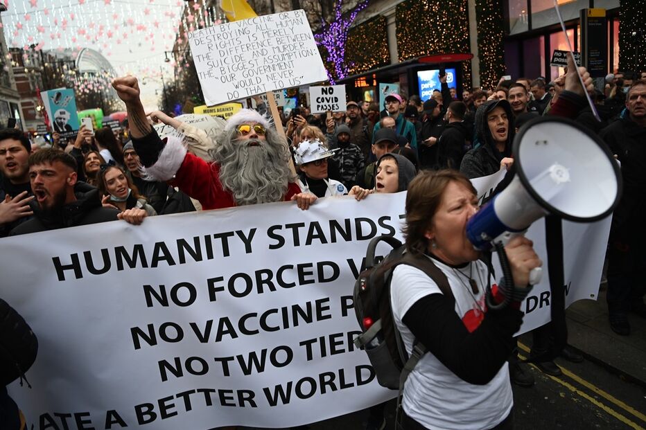 Protestos, ontem, nas ruas de Londres contra o agravamento das restrições