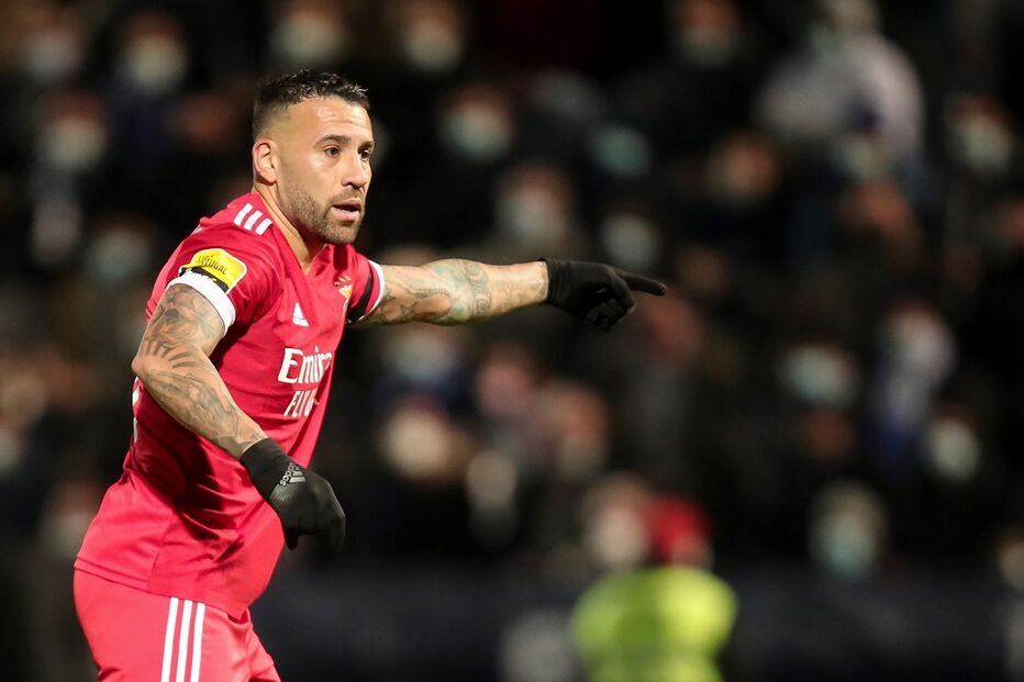 Otamendi volta a ser titular