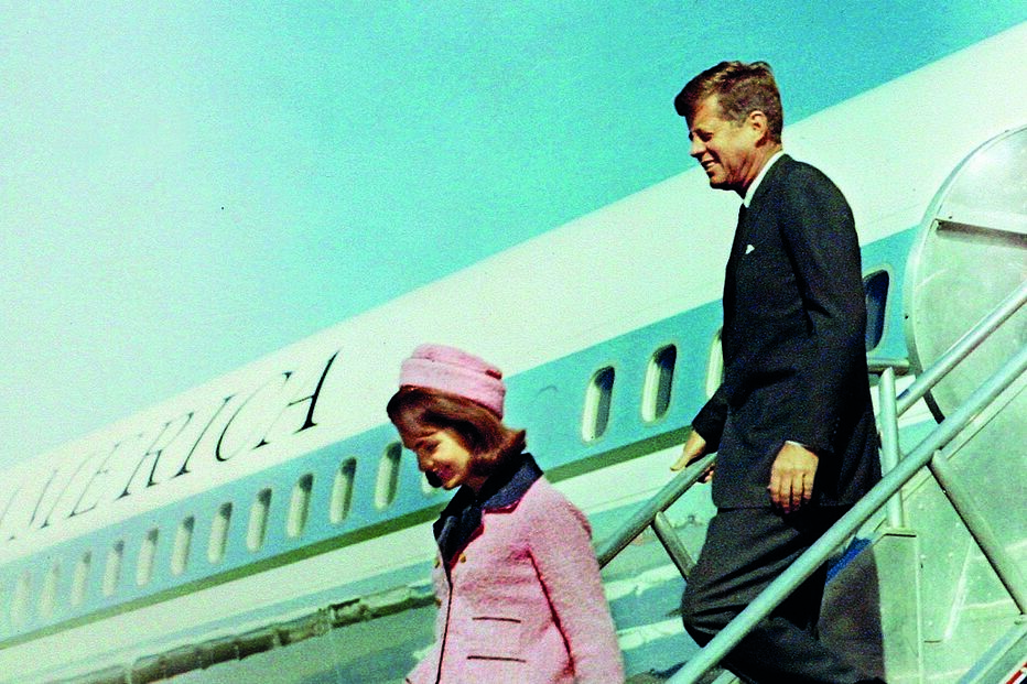 Kennedy e a mulher, Jacqueline, chegaram a Dallas numa visita que causava pesadelos às agências de segurança. Acabou baleado no carro descapotável e morreu nos braços da primeira-dama.