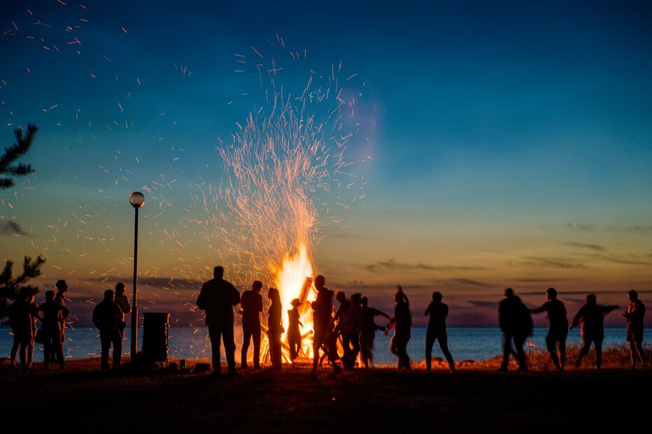 Disparos ocorreram quando a vítima estava junto à fogueira com a família 