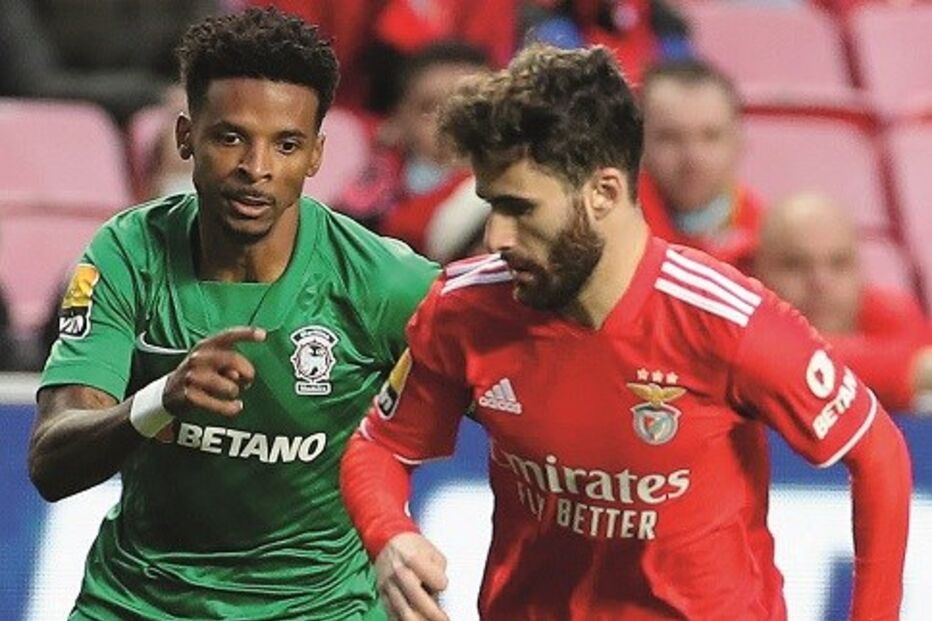 Rafa foi uma constante dor de cabeça para os defesas insulares durante o jogo 