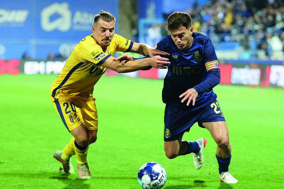 Otávio marcou um golo e fez uma assistência na noite de ontem, em Vizela. Neste lance, ultrapassa Samu Silva, que foi infeliz no autogolo que deu o resultado final  