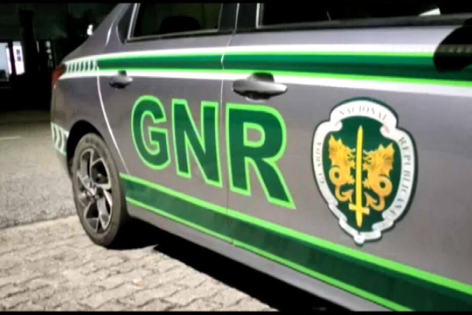 Homem ataca ex-companheira com paralelo dentro de posto da GNR