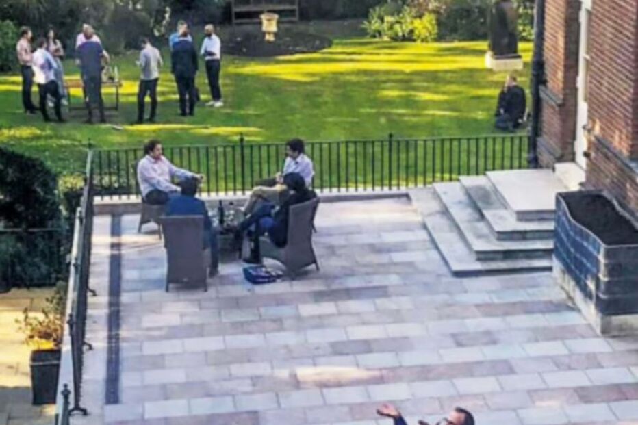 Foto mostra o PM a beber com a mulher e colaboradores no jardim da residência oficial