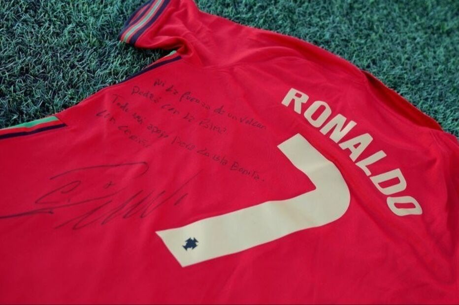 Cristiano Ronaldo leiloa camisola autografada