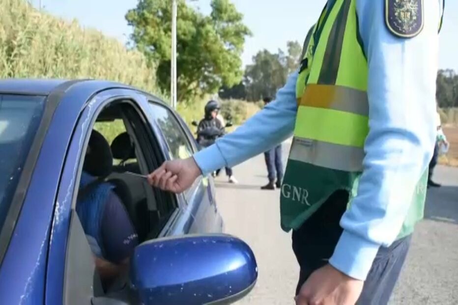 Autoridades na estrada durante quadra festiva