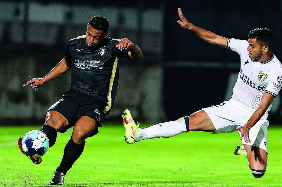 Bruno Rodrigues, jogador que fez 1-1 para o Famalicão (à dir.), disputa com Moufi, do Portimonense
