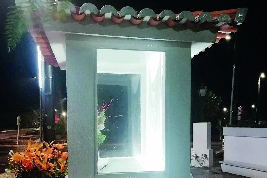 Redoma de vidro colocada junto à EN118, em Muge, Salvaterra de Magos