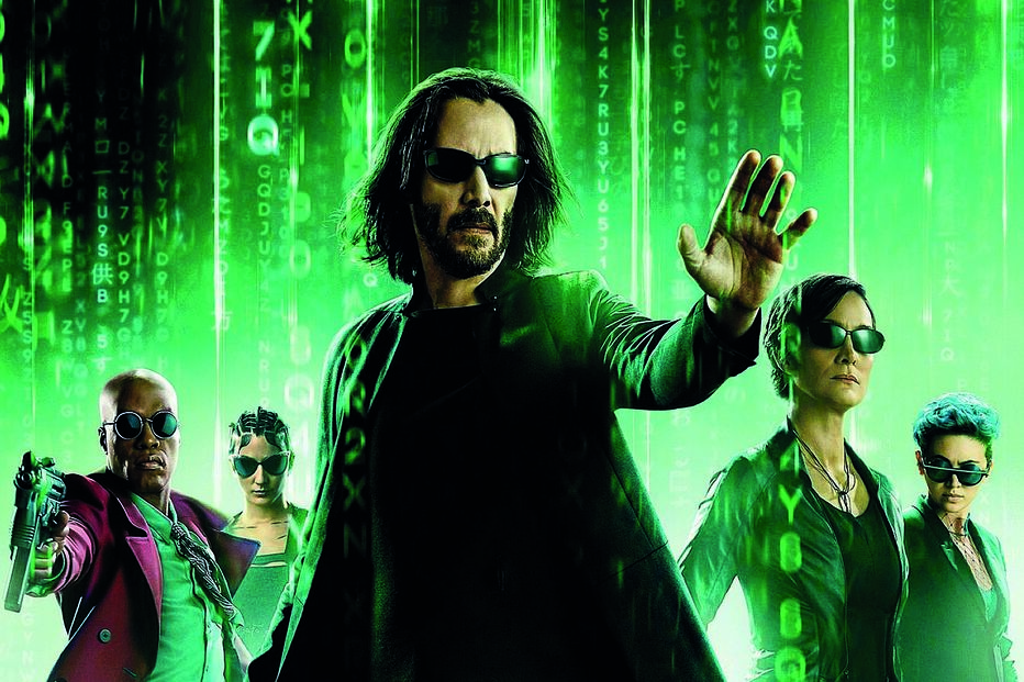 Keanu Reeves (ao centro) é Neo outra vez em ‘Matrix Resurrections’, mas no início não se lembra do que viveu antes 