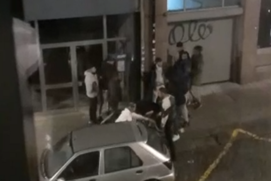 Grupo de jovens envolve-se em cena de pancadaria junto a bar na rua Santa Catarina no Porto
