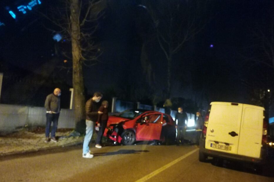 Colisão entre dois carros faz dois feridos em Aveiro