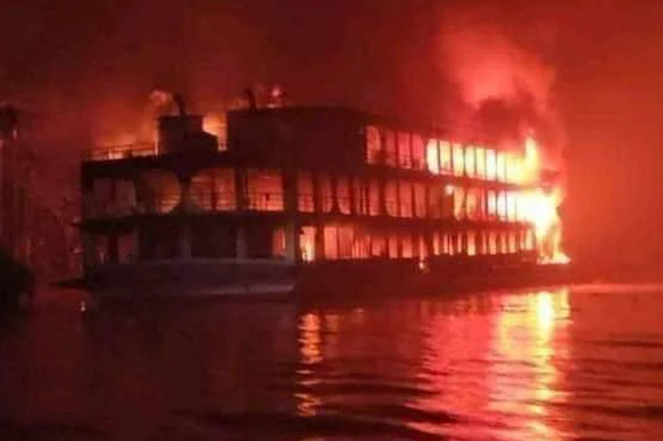 Pelo menos 30 mortos em incêndio em barco no Bangladesh