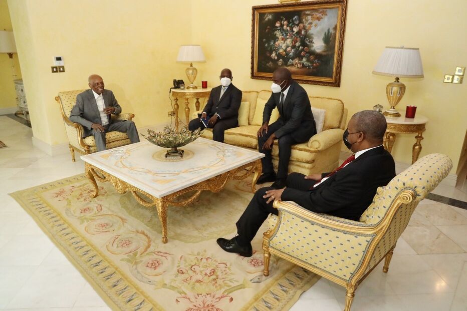 Presidente de Angola visita o ex-presidente José Eduardo dos Santos