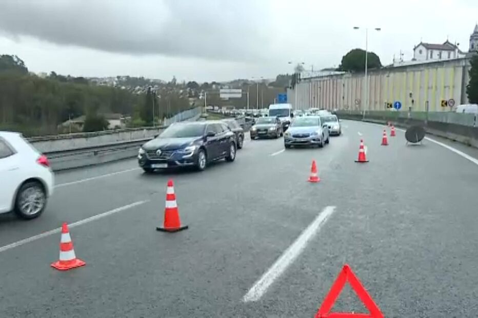 Despiste na A43, sentido Porto-Gondomar, faz um ferido e está a congestionar o trânsito