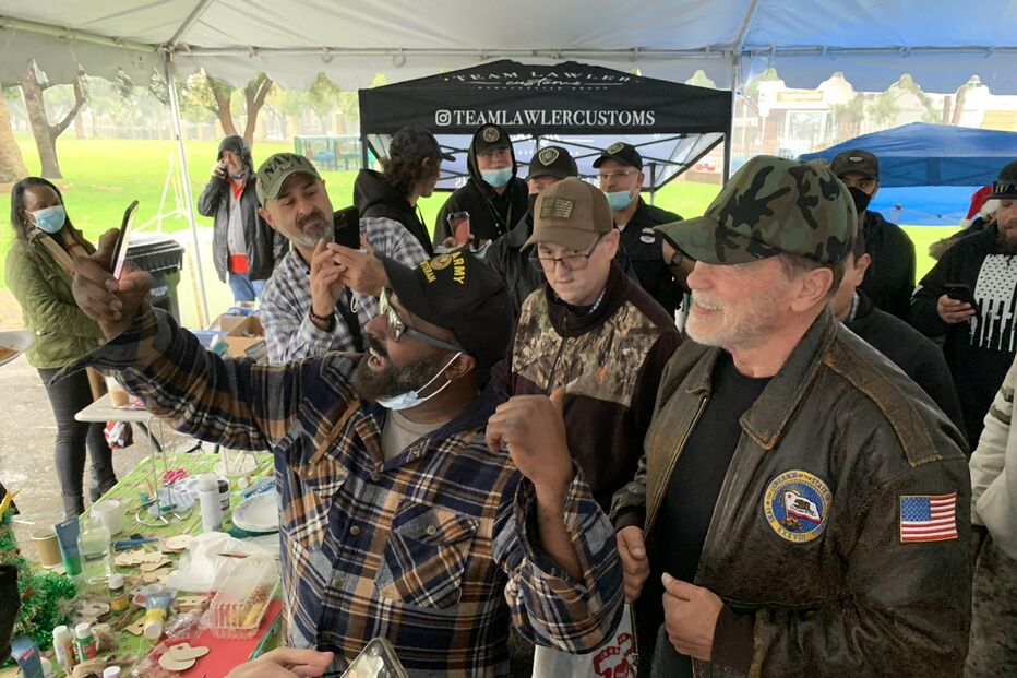 Arnold Schwarzenegger com os veteranos