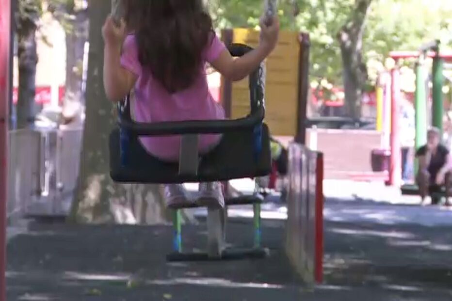 Mãe deixa o namorado torturar filhas menores