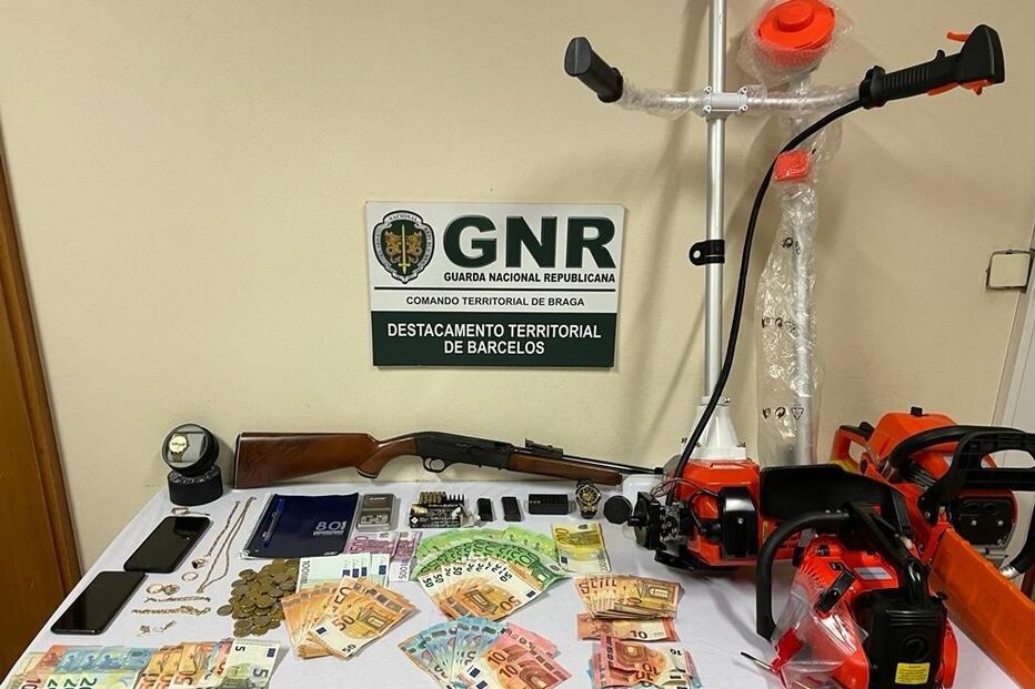 Apanhada dupla de assaltantes de casas