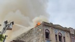 Telhado de prédio no Porto consumido por incêndio acaba por ruir
