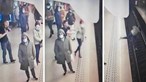 Mulher empurrada para a linha do metro em Bruxelas é salva por segundos. Veja o vídeo