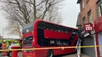Autocarro choca contra loja em Londres e faz dezanove feridos. Há crianças entre as vítimas