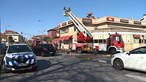 Bombeiros usam autoescada para apagar fogo em restaurante