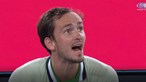 "És estúpido?": Tenista Medvedev explode e grita com o árbitro no Open da Austrália. Veja o momento