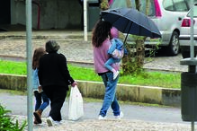 Atriz com a filha, uma das irmãs e a avó numa visita à mãe na prisão