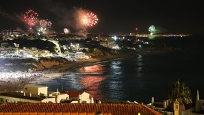 Albufeira dá as boas-vindas a 2022 com fogo de artifício. Veja as imagens